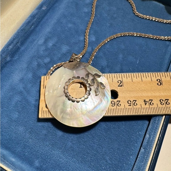 Vintage Mother of Pearl Sterling Silver 925 Pendant. Leaves & dotted design - Picture 3 of 13